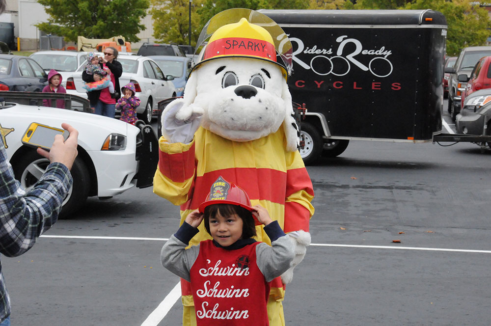 A student hangs out with Sparky